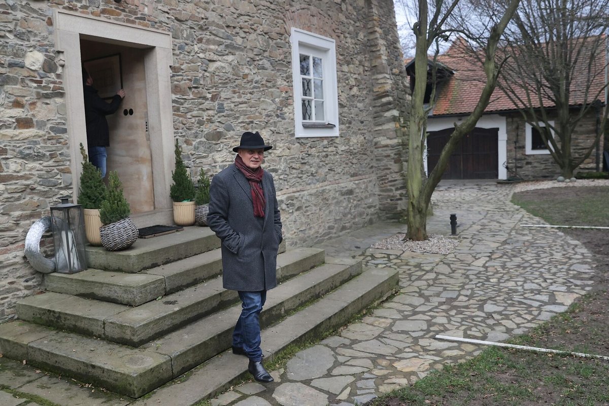 Michal Horáček na dvoře domu. Ten má nové majitele, prodal se za 15,5 milionu.