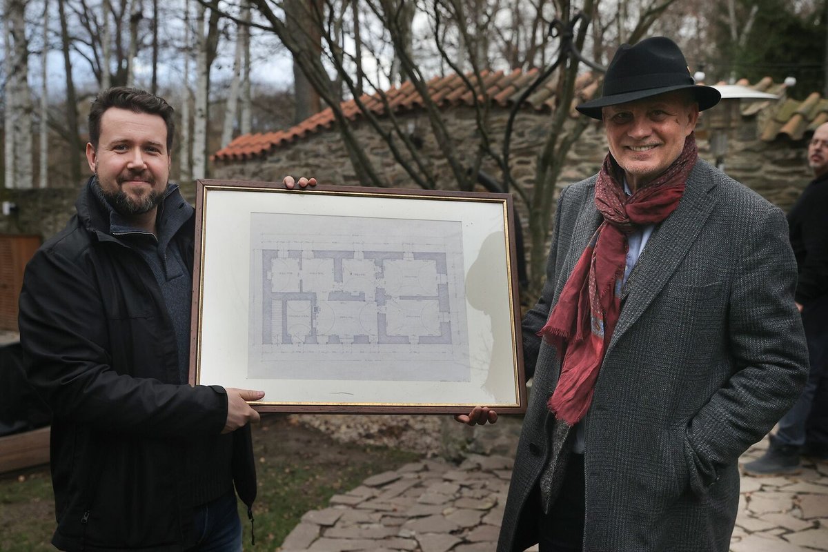 Režisér Paktrik Ulrich a textař Horáček zkoumali plán domu Petra Hapky, který vlastnoručně namaloval. Jednu z mála věcí, která se tu po něm zachovala.
