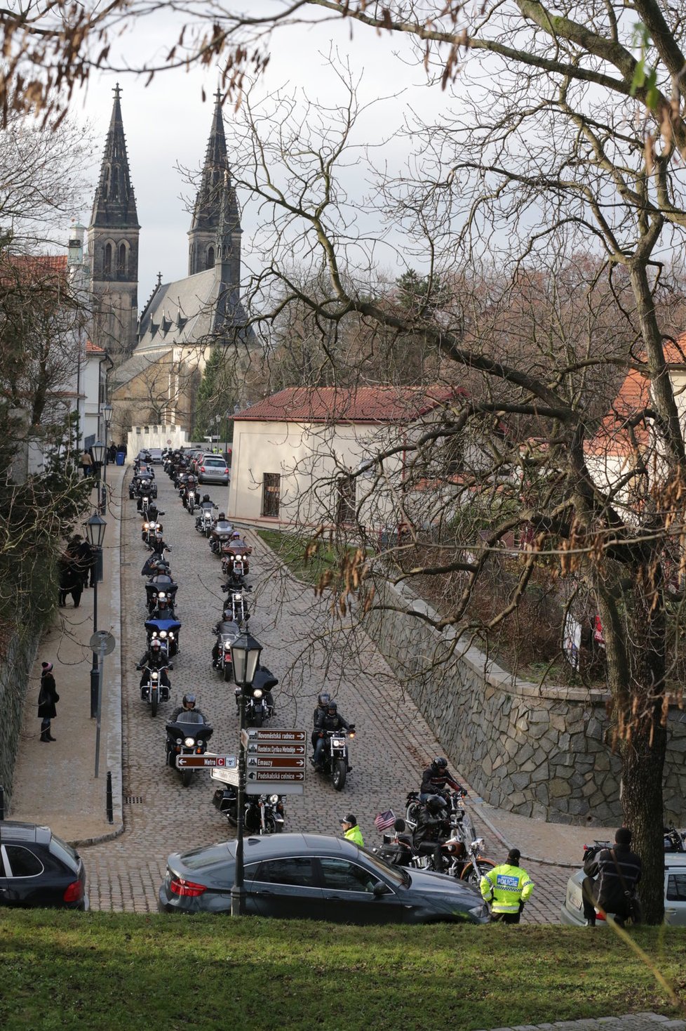 Harleyáři doprovodili pohřební auto směrem na Okoř.