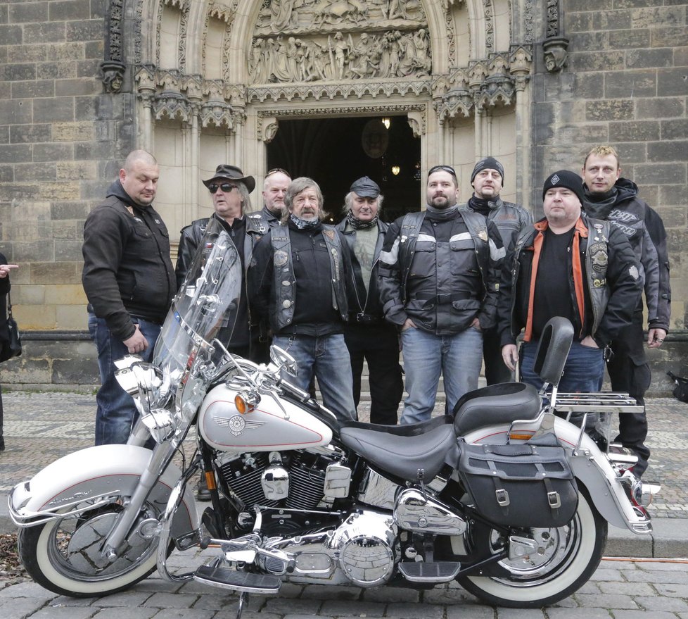 Klub Harley před kostel dopravil i Hapkova bílého harleye.