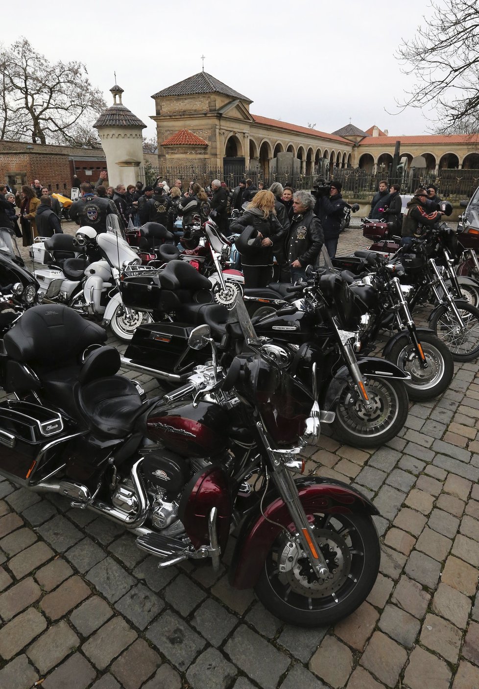 Desítky motorkářů se přijelo rozloučit s Hapkou.