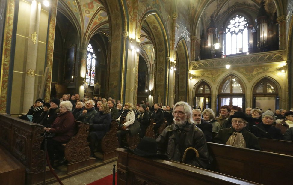 Bazilika sv. Petra a Pavla je zaplněná lidmi.