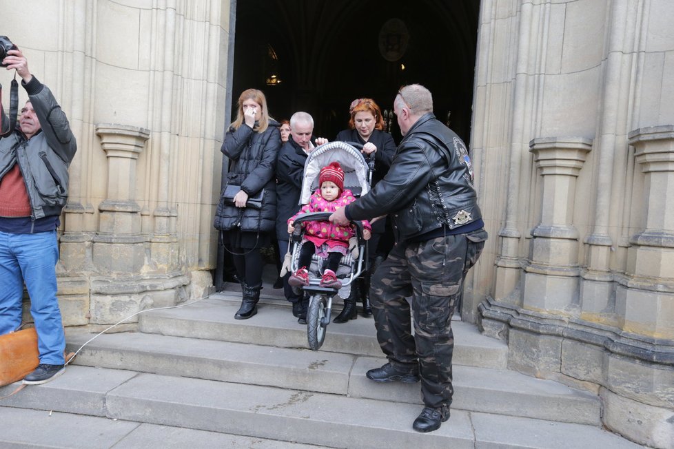 Petr Hapka měl na pohřbu také svou jedinou vnučku Josefínku od dcery Markéty