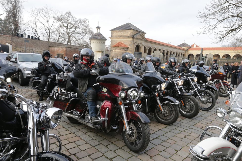 S Hapkou se přijelo rozloučit také několik přátel z řad motorkářů Harley Davidson.