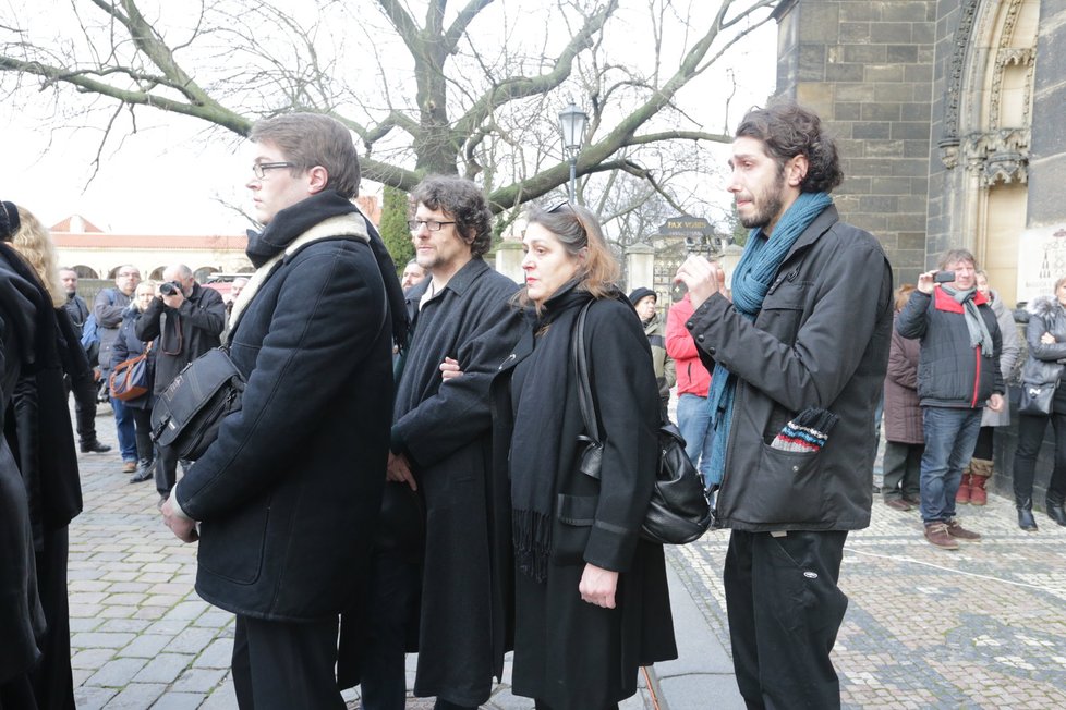 Hapkův „utajovaný syn“ se držel mezi ostatními rodinnými příbuznými a měl uslzené oči.