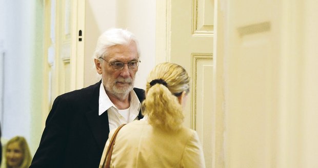 Petr Hapka s exmanželkou u soudu