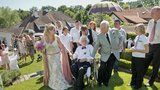 Exkluzivní foto: Hapka kvůli Alzheimerovi na vozíku! Ale dceru k oltáři odvedl