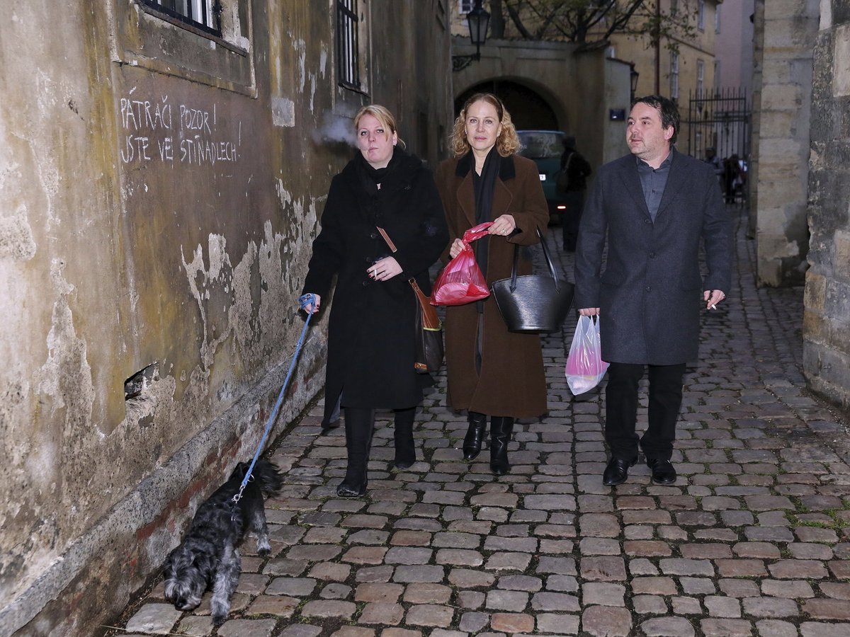 Dcera Petra Hapky Petra s matkou Ullou a manželem Dušanem kráčí na mikulášský bazar do centra Prahy.