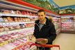 Výživový poradce Petr Havlíček hledá v obchodě zboží s etiketou &#34;Vím, co jím&#34;