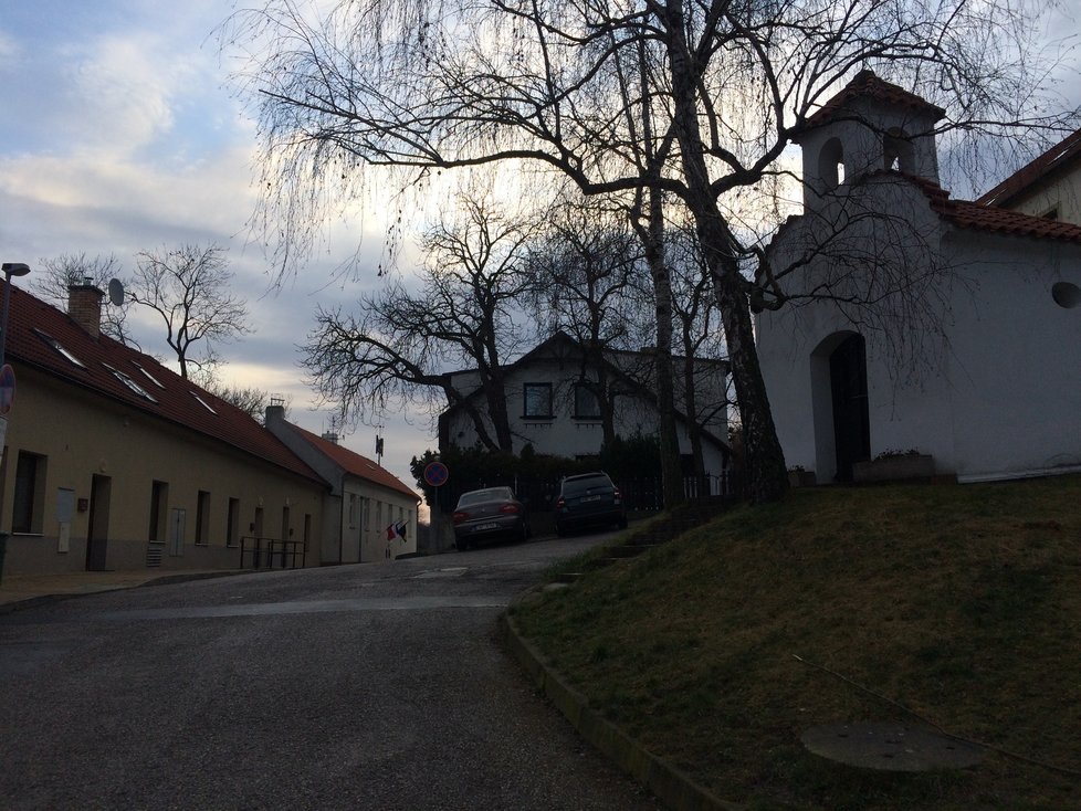 Radnice Lysolají se nachází v Kovárenské ulici v centru městské části.