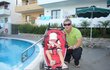 Petr Šotek s dcerou Amélií na dovolené v Řecku.