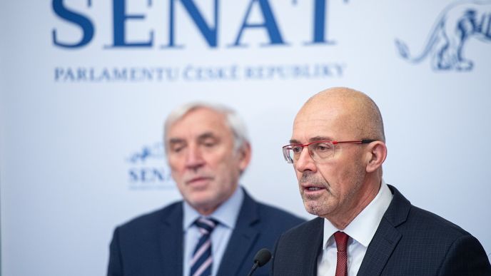 Senátor Petr Holeček a v pozadí senátor Jiří Růžička (oba v klubu STAN) na tiskové konferenci z konce loňského roku.
