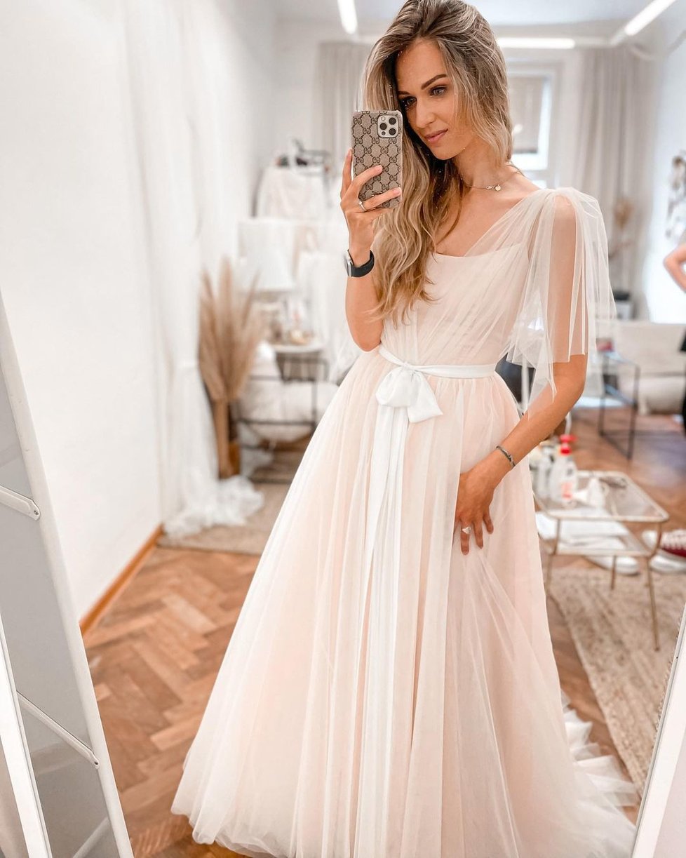 Lucie Kovandová si zkoušela svatební šaty.