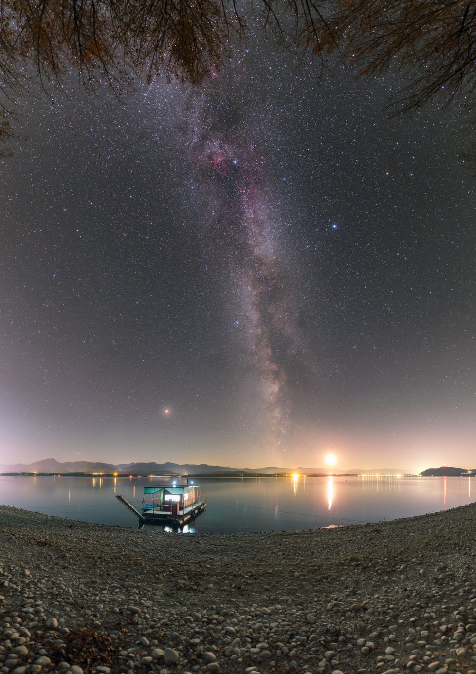 Oranžově zářící Mars a Měsíc nízko nad obzorem,  fotografie Petra Horálka