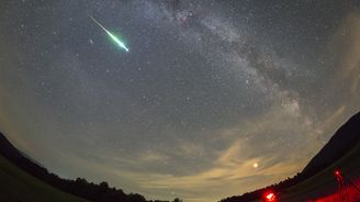 Přichází vrchol sezony Perseidů. Výhled na padající hvězdy ale komplikuje Měsíc i počasí