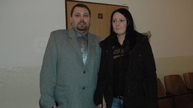 Obžalovaný Petr Hroch (24) o přestávce v jednání na chodbě soudu s manželkou