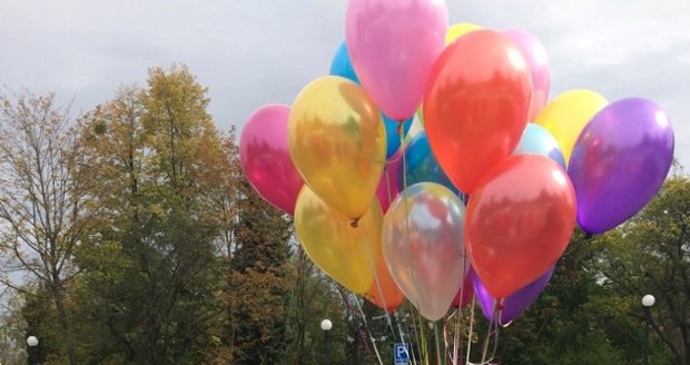 Kamarádka Nela přinesla 24 balonků – tolika let se Petr dožil.