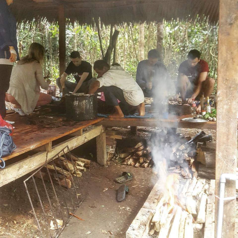 Takhle se v peruánských pralesích vaří léčivý odvar z ayawasky.