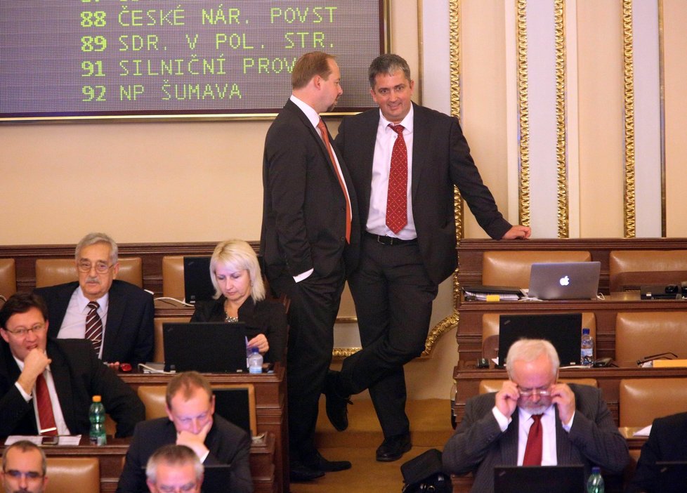 Petr Hulinský při rozhooru ve Sněmovně s kolegou ze strany Jeronýmem Tejcem