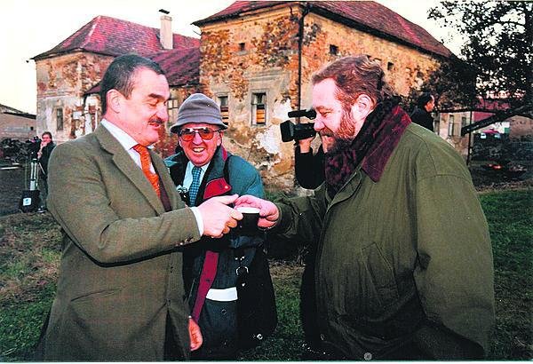 1999. Spolu s Karlem Schwarzenbergrem (78) pokřtil Petr Jachnin sochu Aleše Veselého Skála pro jednoho.