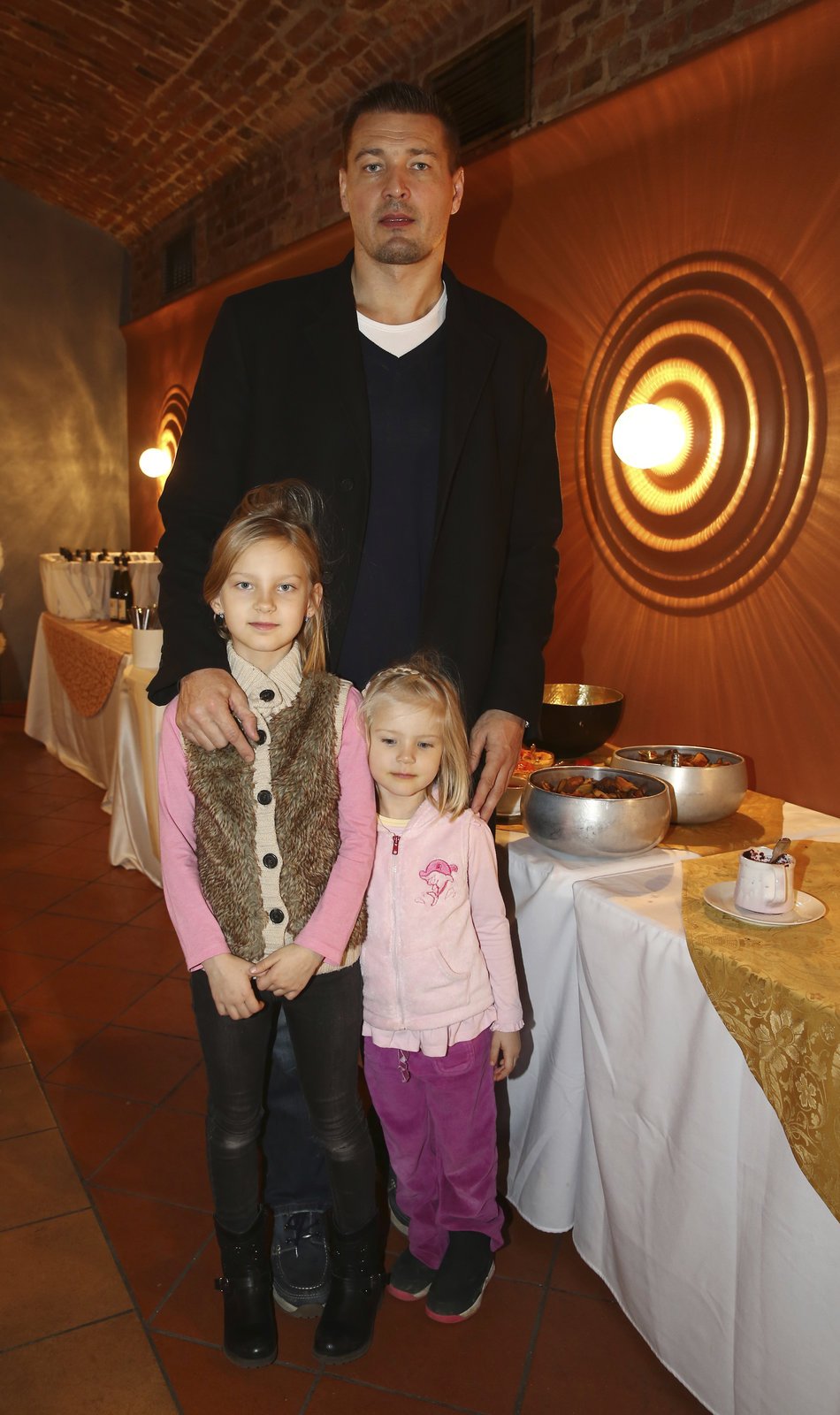 Petr Jákl se svými dcerami