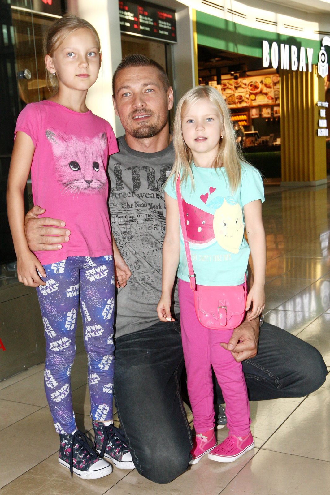 Petr Jákl se svými dcerami.