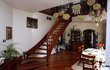 Hlavní místnosti domu dominuje krásné dřevěné schodiště.