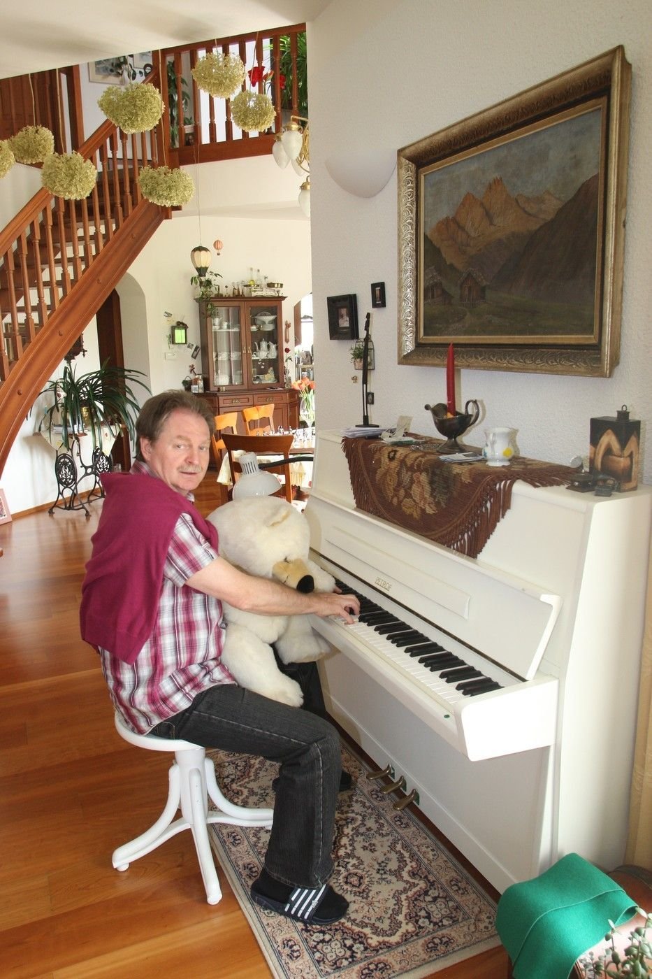 Petr Jančařík u piana, zatím hraje jenom pro méďu.