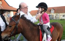 Dcera Petra Jandy Anežka: Jela poprvé na koni! A rodiče to dojalo...