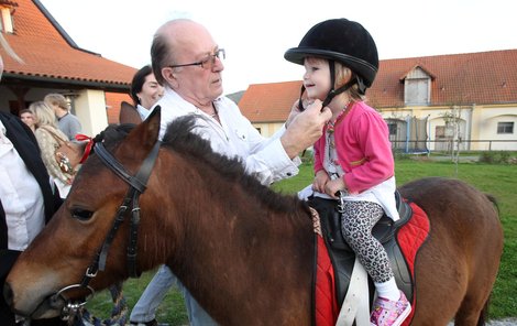 Petr Janda připnul své dceři přilbu.