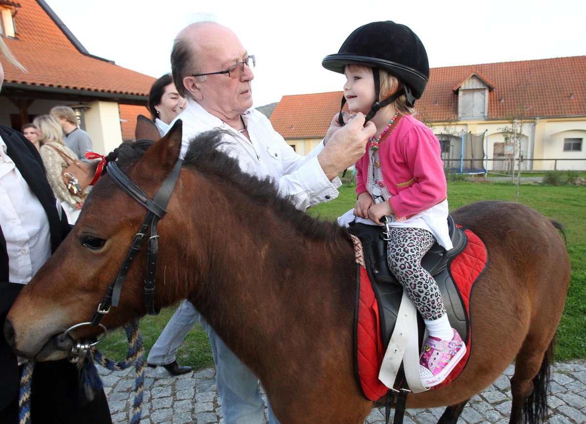 Petr Janda připnul své dceři přilbu.