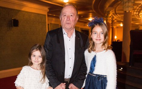 Petr Janda s dcerami Rozárkou a Anežkou