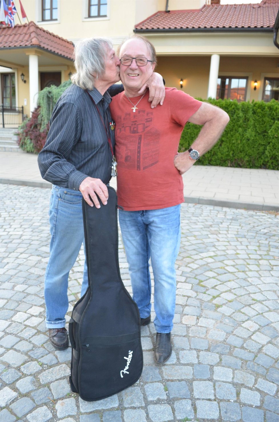 Blesk pomohl zlepšit osud důchodce-hudebníka: Má kytaru od Petra Jandy!