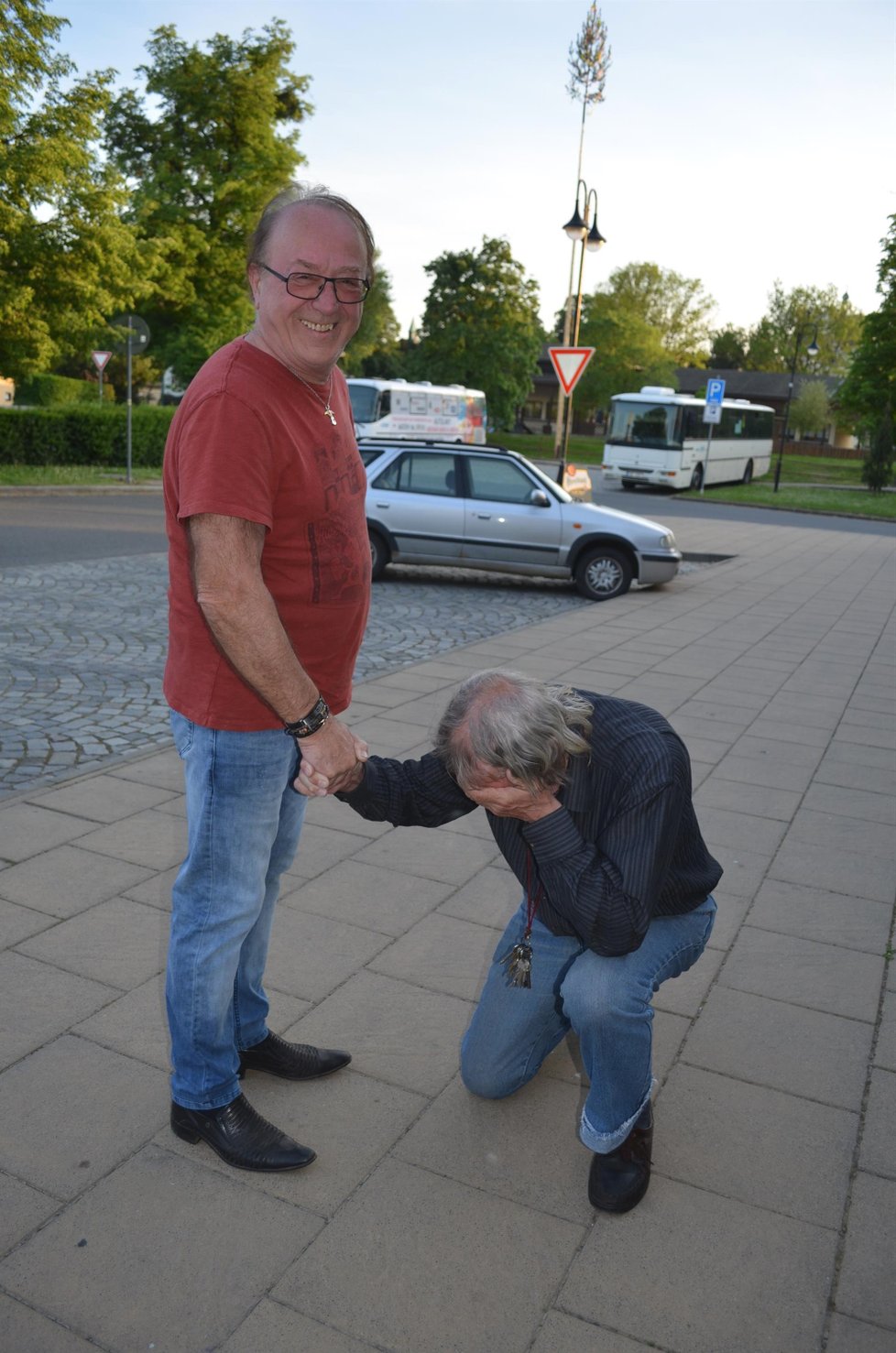 Blesk pomohl zlepšit osud důchodce-hudebníka: Má kytaru od Petra Jandy!