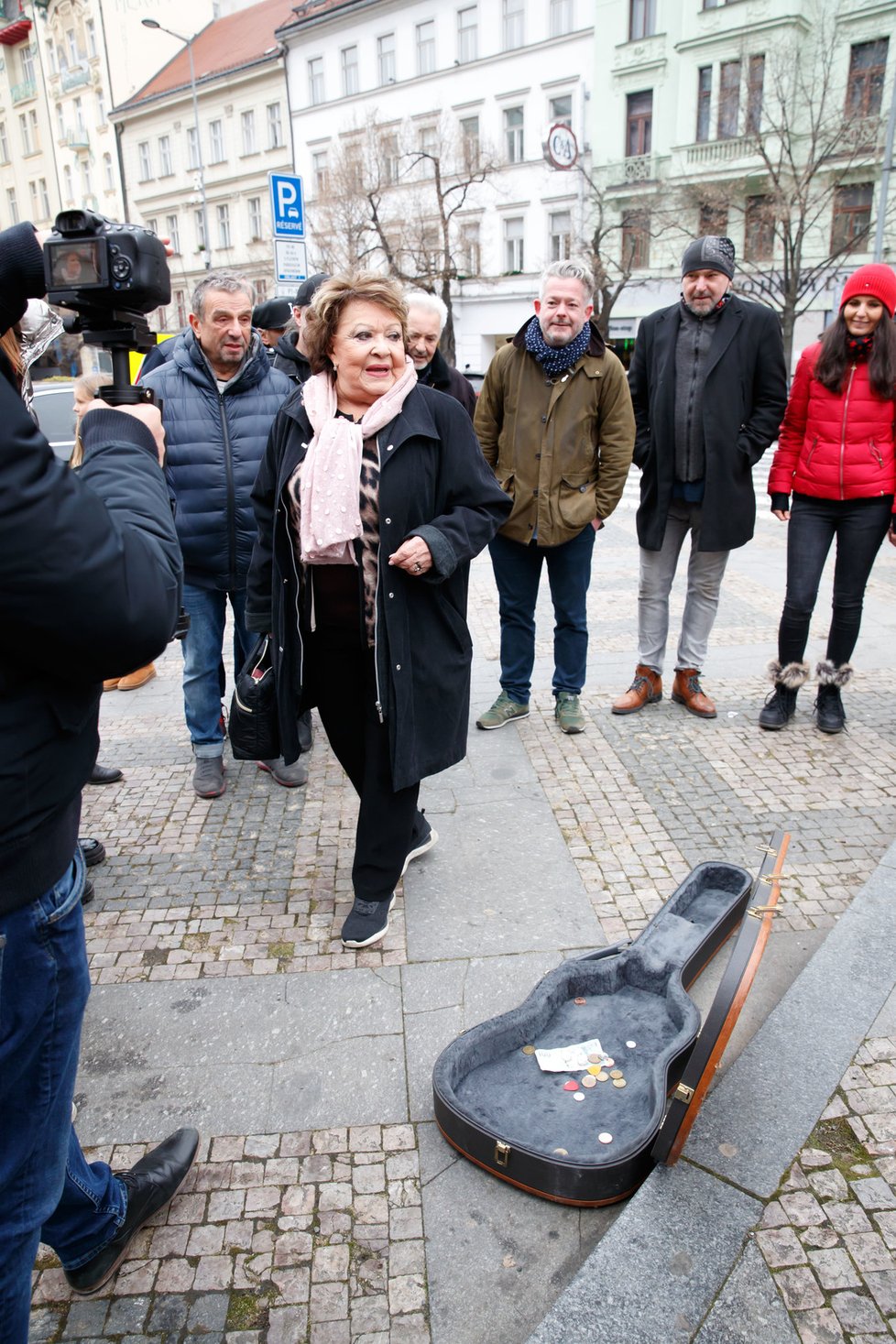 Jiřina Bohdalová na natáčení klipu k písni Nemám páru: Hodila do futrálu pětitisícovku!