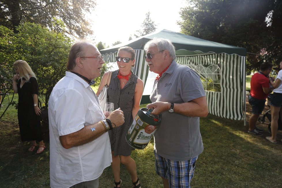 Letní party u Petra Jandy: Karel Šíp přinesl soudek piva