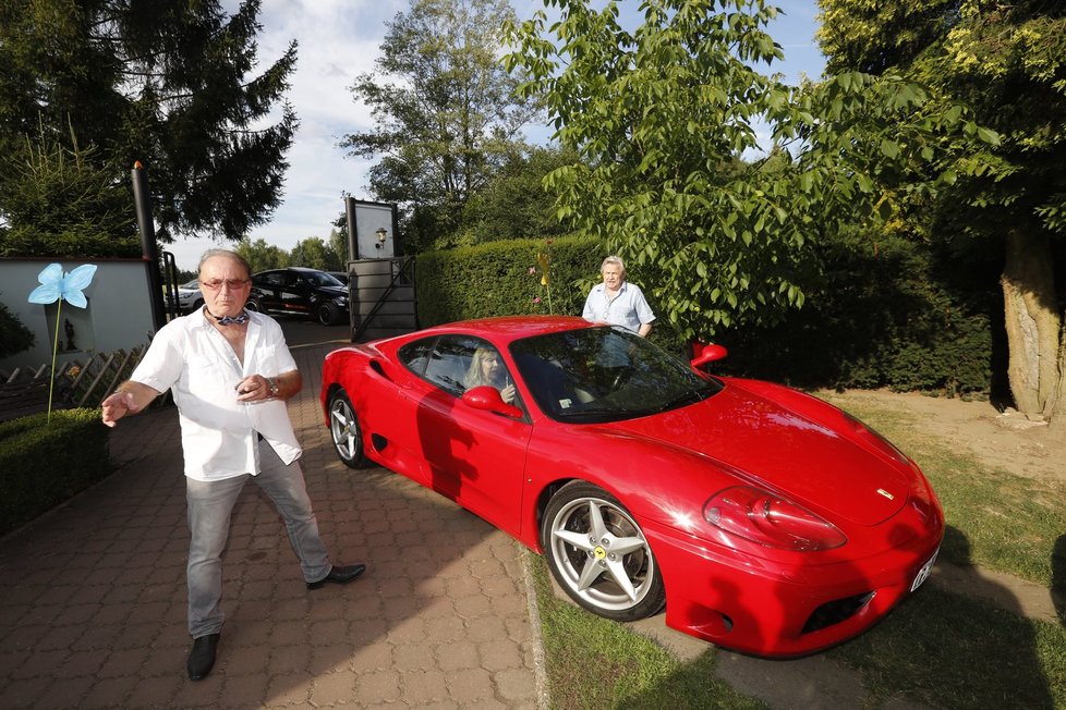 Letní party u Petra Jandy: Z červeného ferrari vystoupili muzikant Sedláček a Helena Rytířová