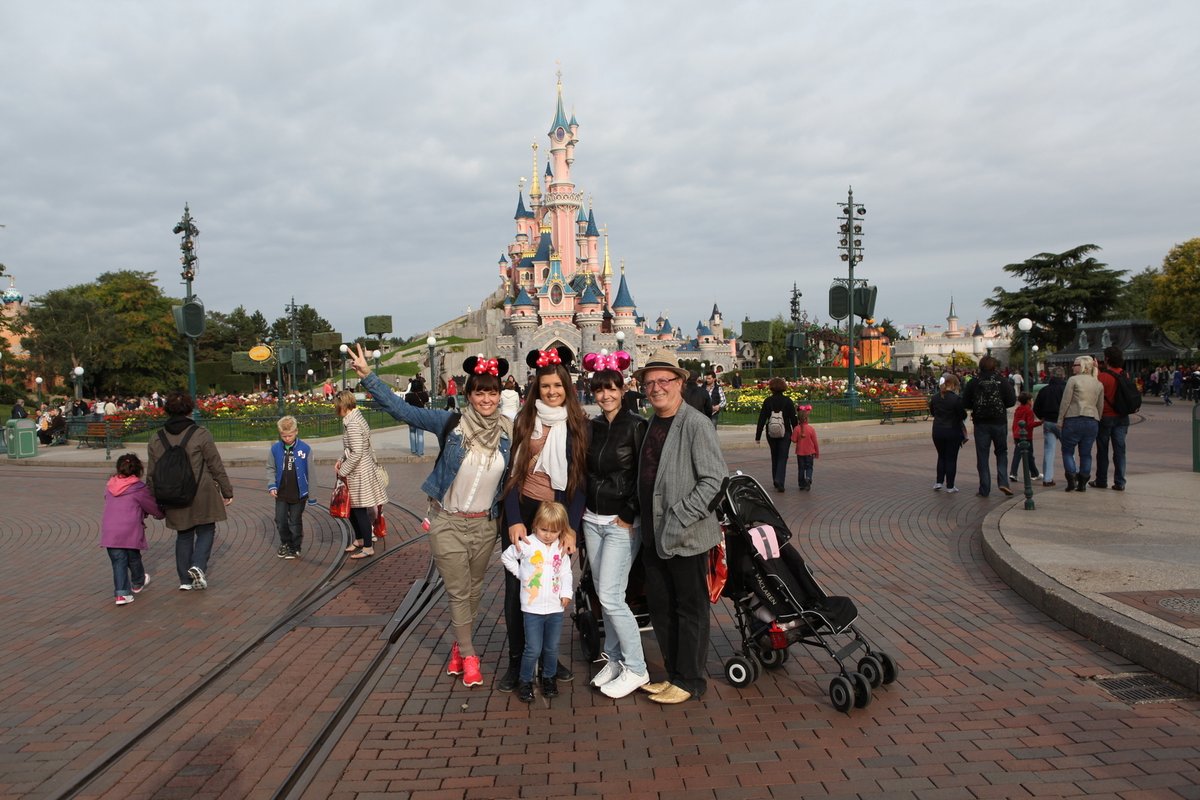 Rodina si výlet do Disneylandu užila na plné pecky.