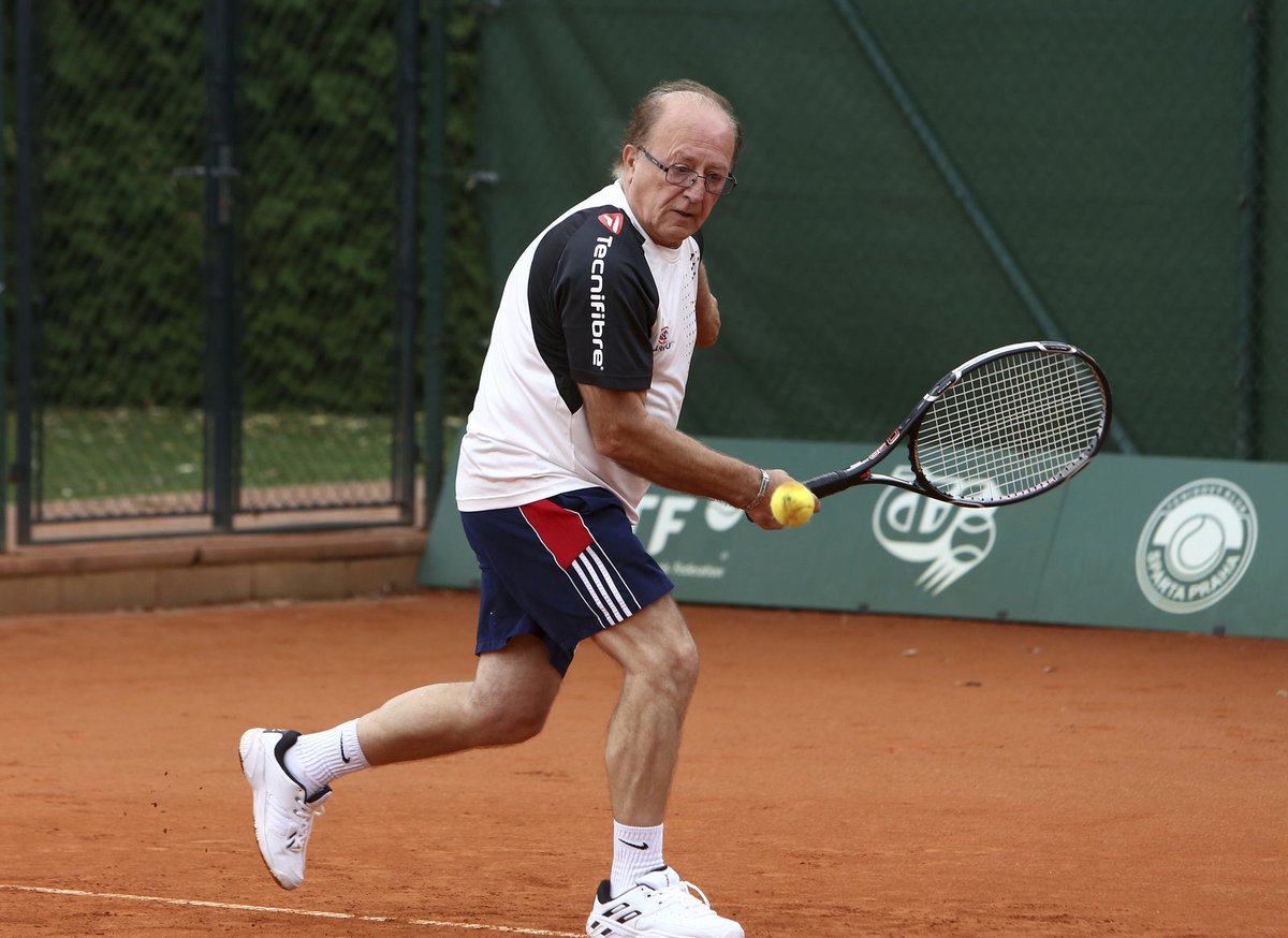 Petr rád hraje tenis.