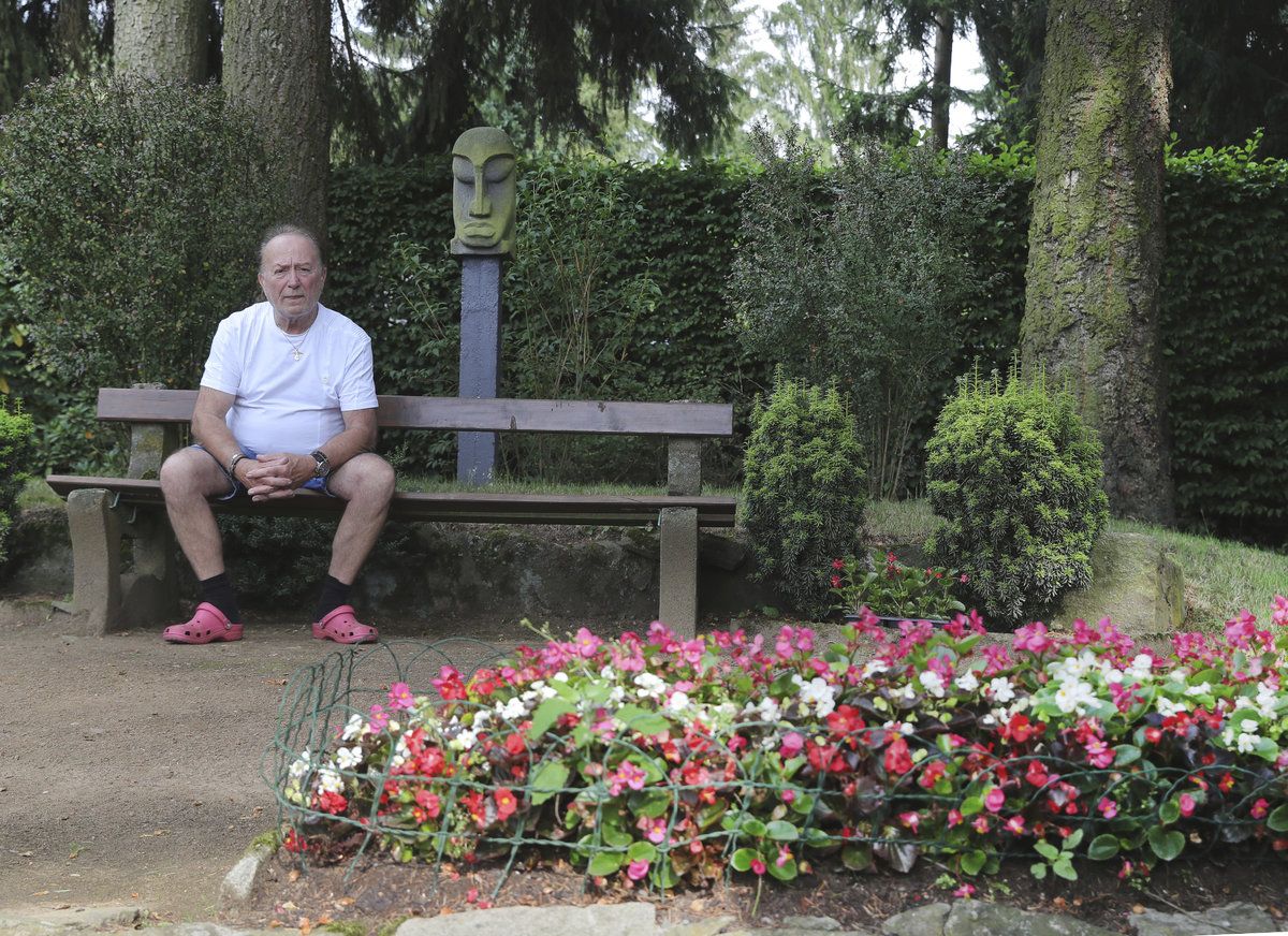 Největší rockerův odpočinek se odehrává u obřích stromů a bůžka z Bali.