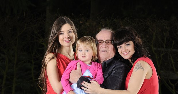 Petr Janda se svými dcerami - zleva: Eliška, Anežka, Marta