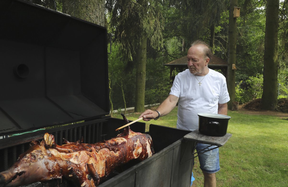 Dohlížel i na pečení selete.