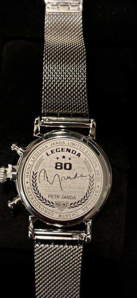 Na hodinkách je Petrovo jméno a označení Legenda.