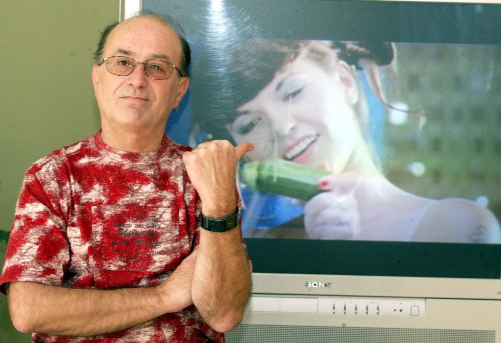 Petr před TV, kde zrovna vystupuje jeho dcera Marta