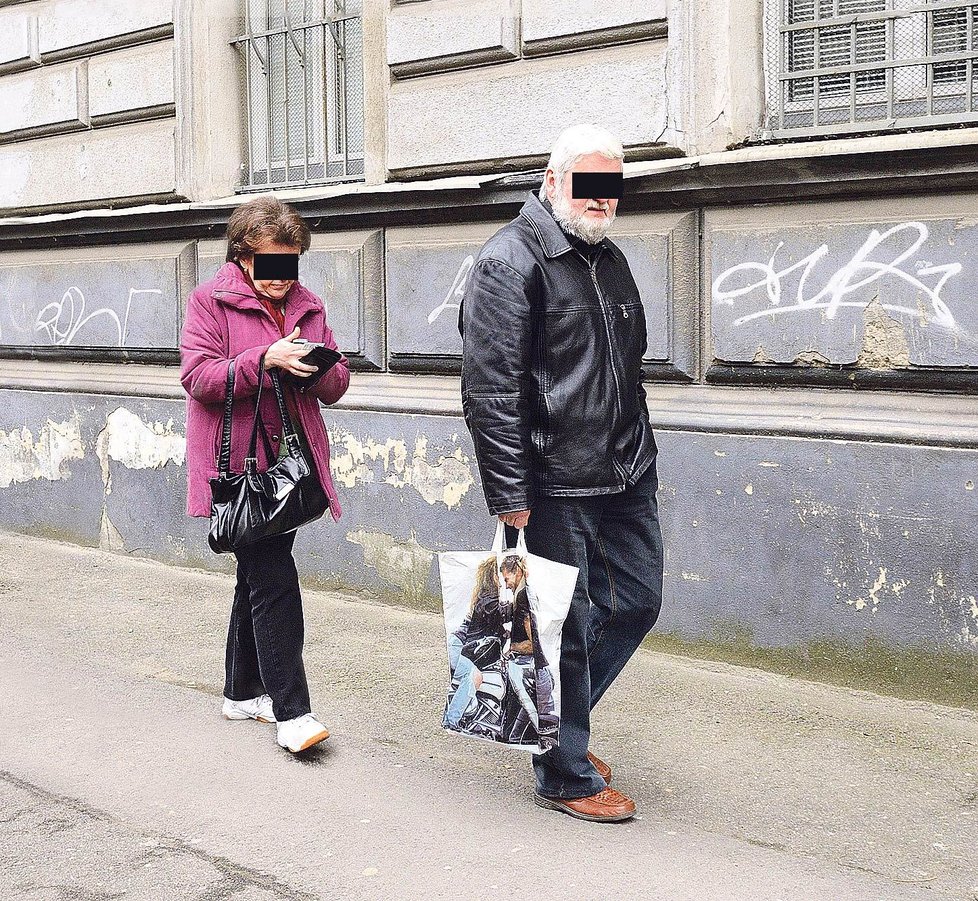 Rodiče Petra K. odcházejí po návštěvě věznice.