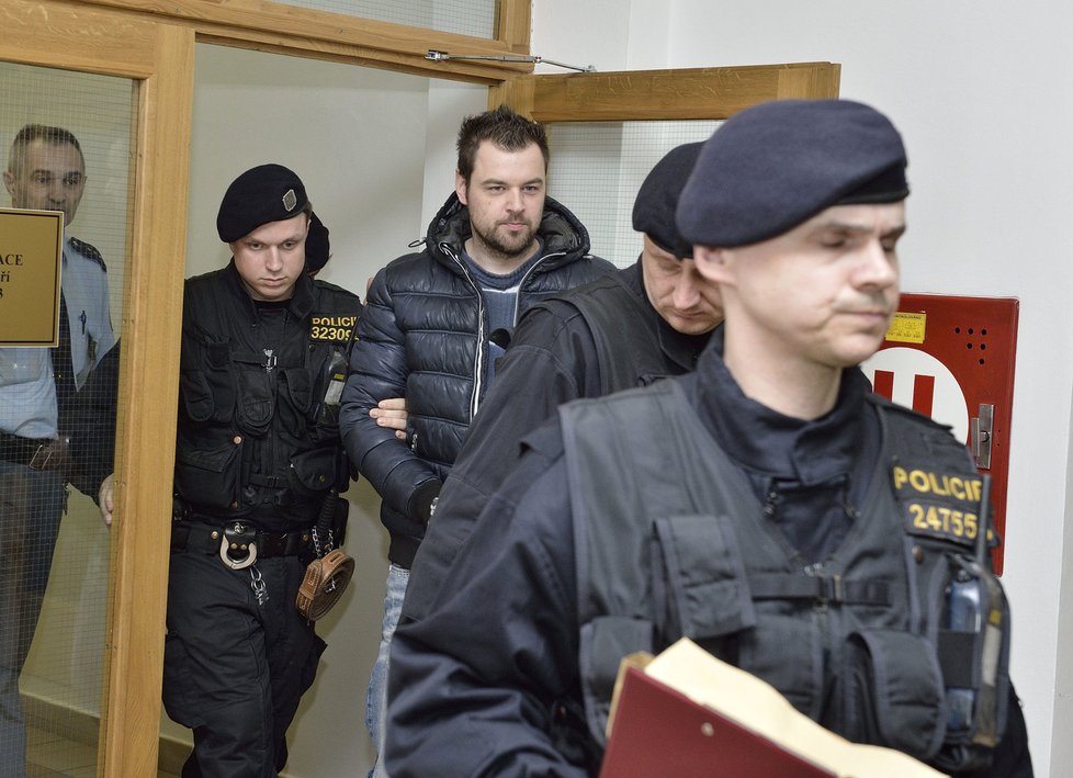 18. února byl Petr Kramný zadržen policií a obviněn z vraždy manželky Moniky a dcery Klárky.