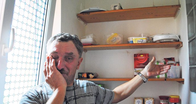 „Nemám ani na jídlo,“ ukázal Petr Kalaš s pláčem prázdné police ve spíži
