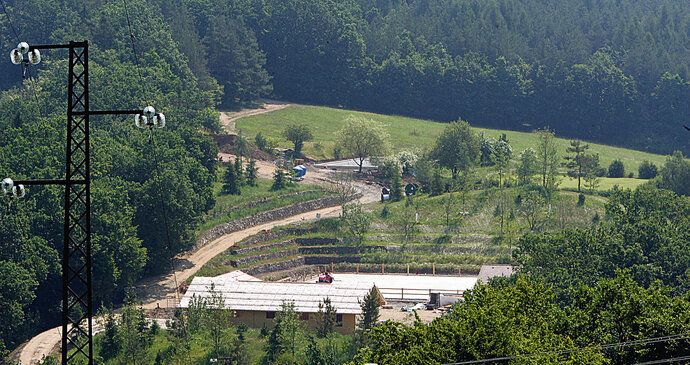 Červenec 2010: Nyní už zde stojí stáje a pozemky jsou pečlivě upravené