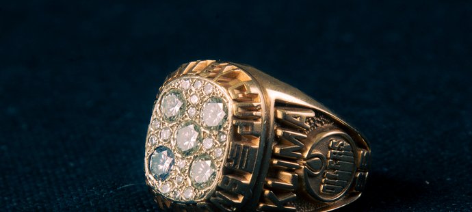 Majestátní prsten s pěti velkými diamanty, sen každého hokejového sběratele.