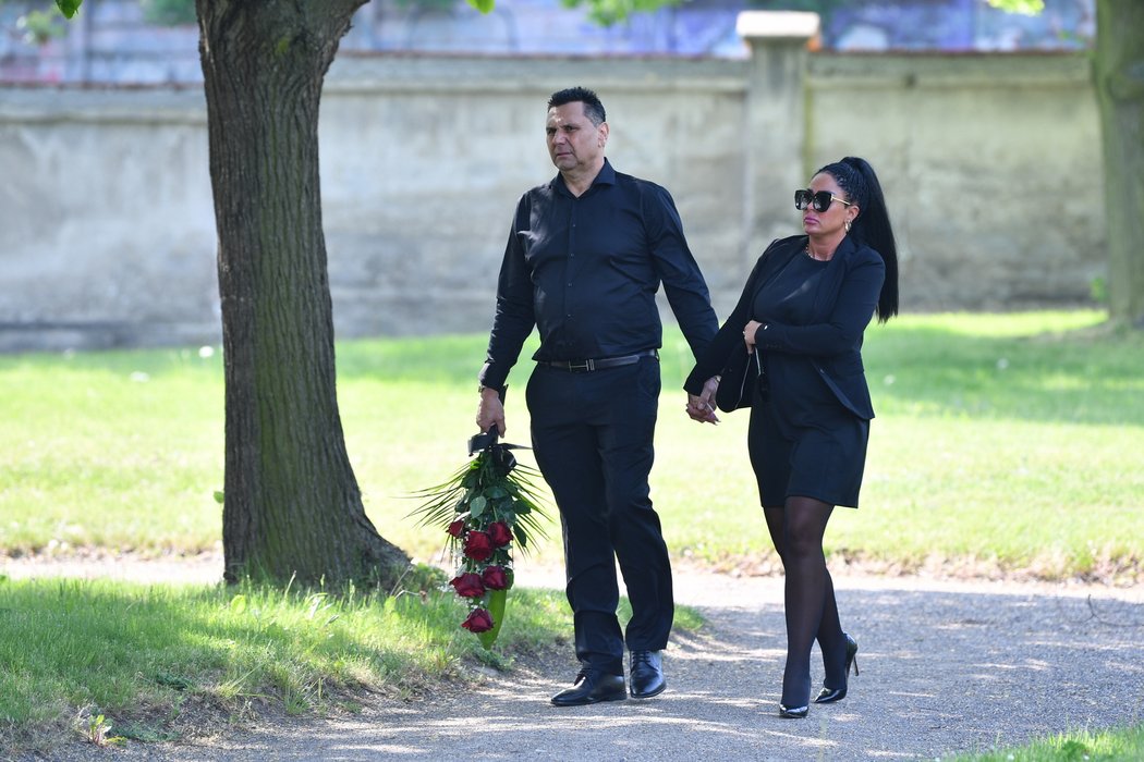 Vladimír Růžička s manželkou Marií na pohřbu Petra Klímy.